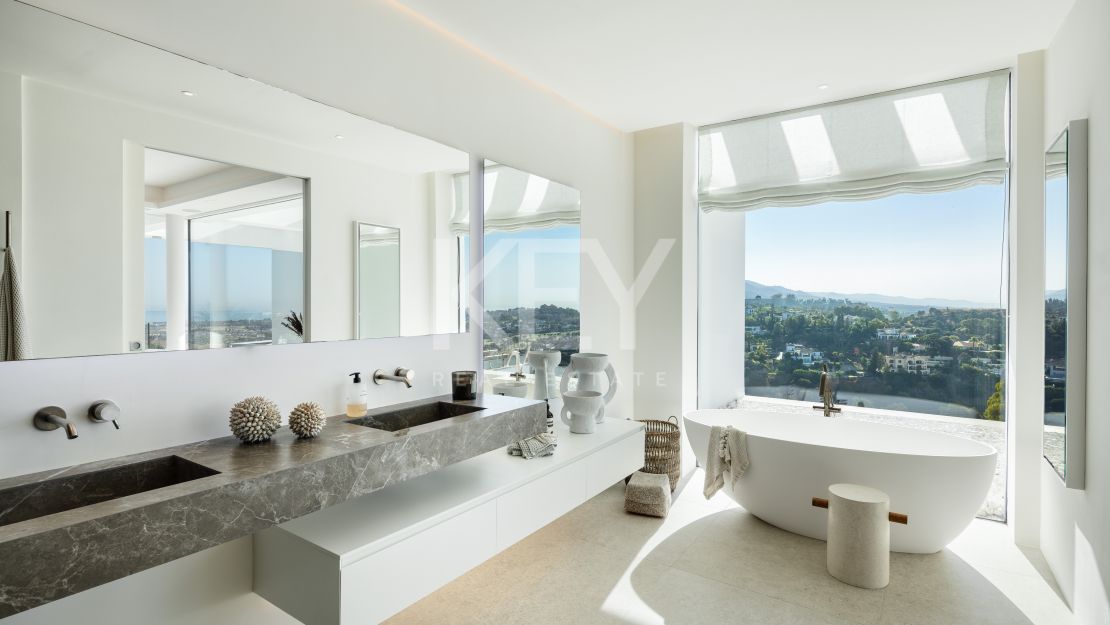 Villa moderna con vistas panorámicas y comodidades de alta gama en La Quinta, Benahavís
