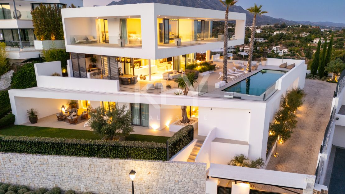 Modern Villa with panoramic views and high-end amenities in La Quinta, Benahavís