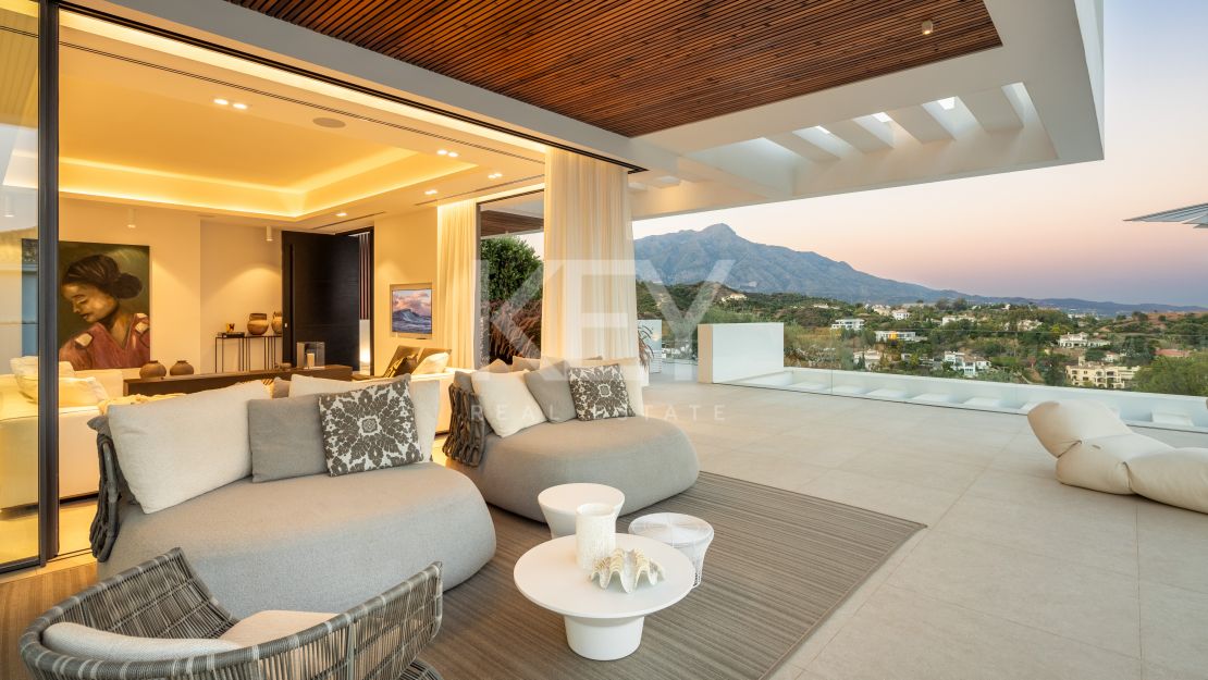 Villa moderna con vistas panorámicas y comodidades de alta gama en La Quinta, Benahavís