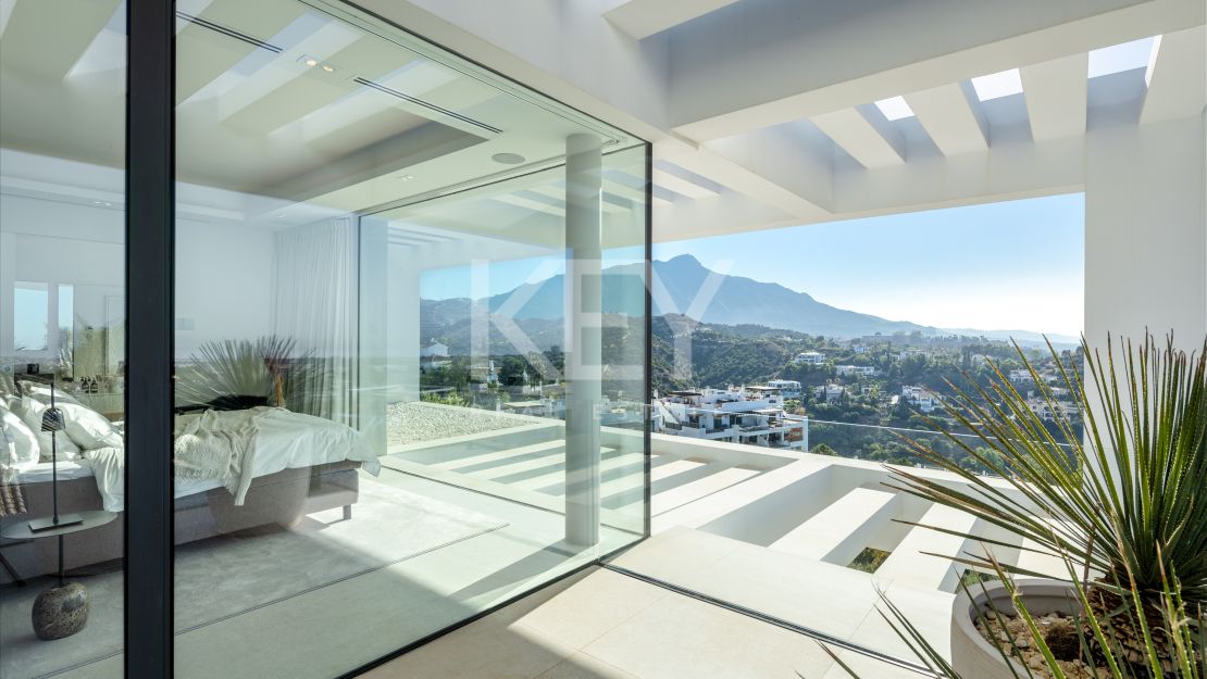 Villa moderna con vistas panorámicas y comodidades de alta gama en La Quinta, Benahavís