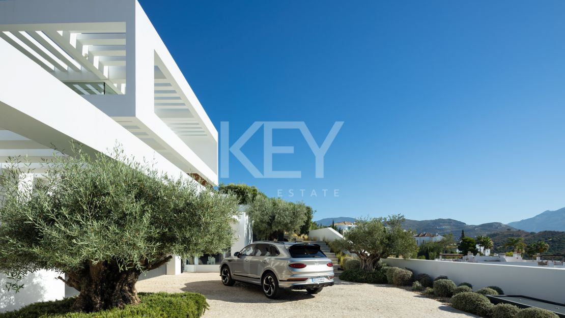 Villa moderna con vistas panorámicas y comodidades de alta gama en La Quinta, Benahavís