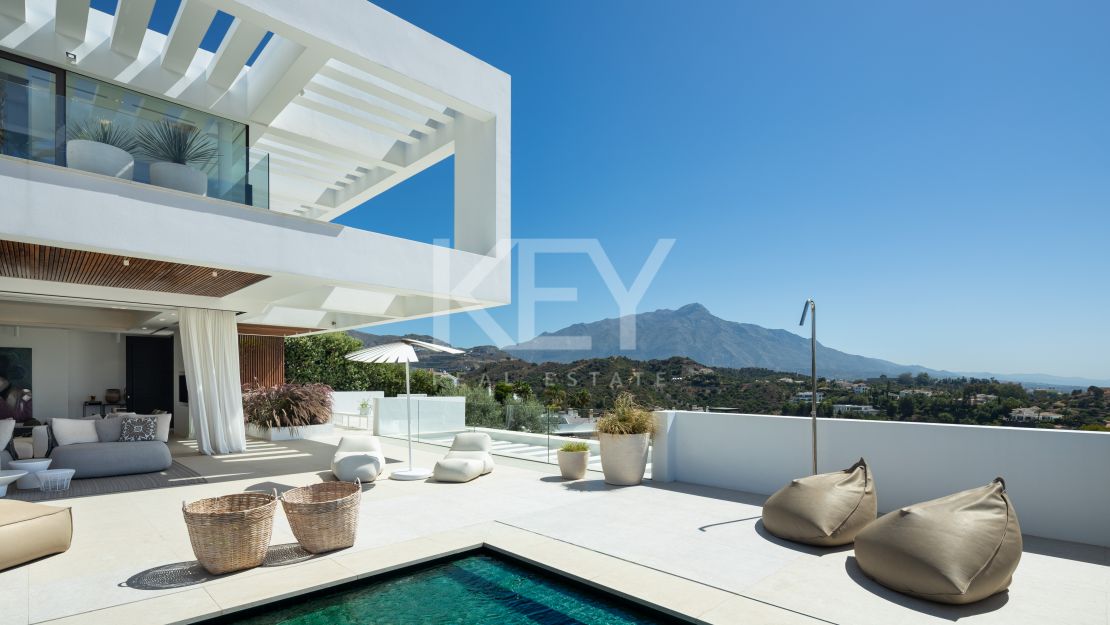 Villa moderna con vistas panorámicas y comodidades de alta gama en La Quinta, Benahavís