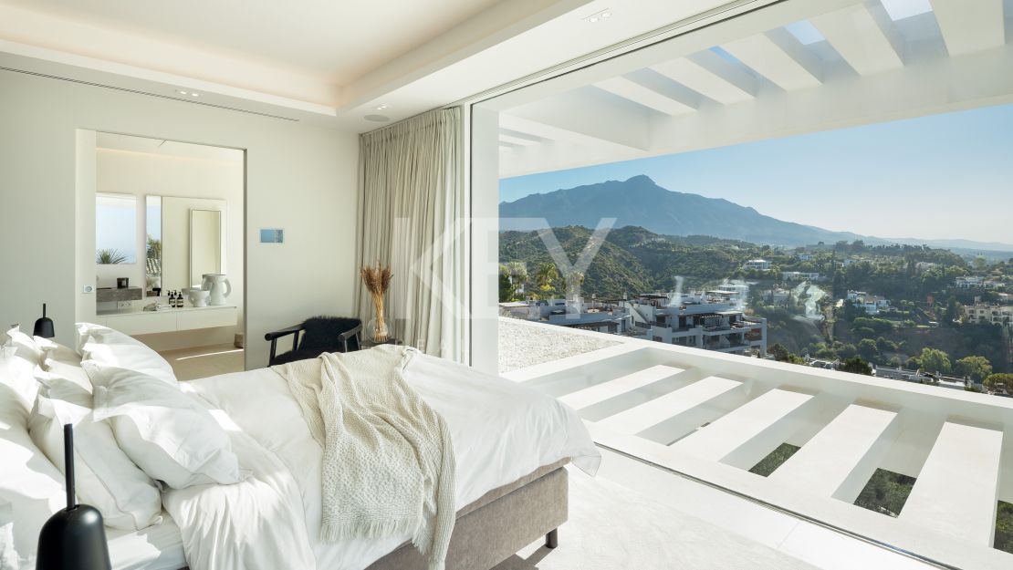 Villa moderna con vistas panorámicas y comodidades de alta gama en La Quinta, Benahavís