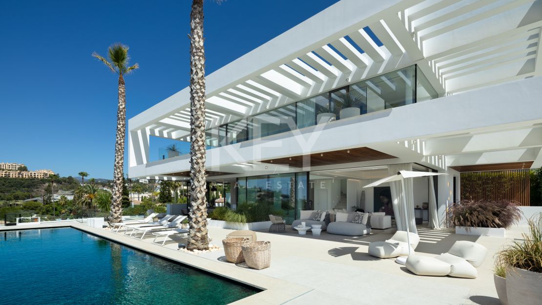 Villa moderna con vistas panorámicas y comodidades de alta gama en La Quinta, Benahavís