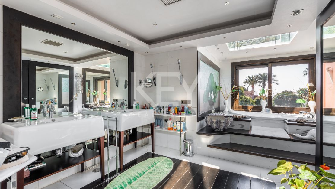 Exceptional Villa: luxury, space, and comfort near Puerto Banús in Paraiso Barronal, Estepona