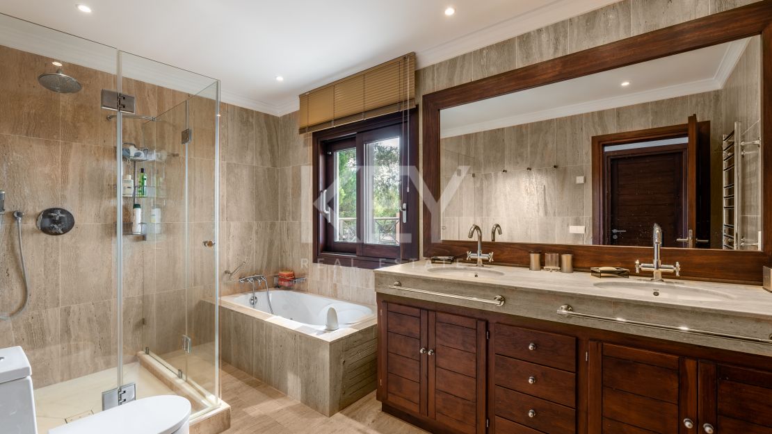 Exceptional Villa: luxury, space, and comfort near Puerto Banús in Paraiso Barronal, Estepona