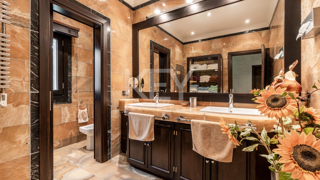 Exceptional Villa: luxury, space, and comfort near Puerto Banús in Paraiso Barronal, Estepona