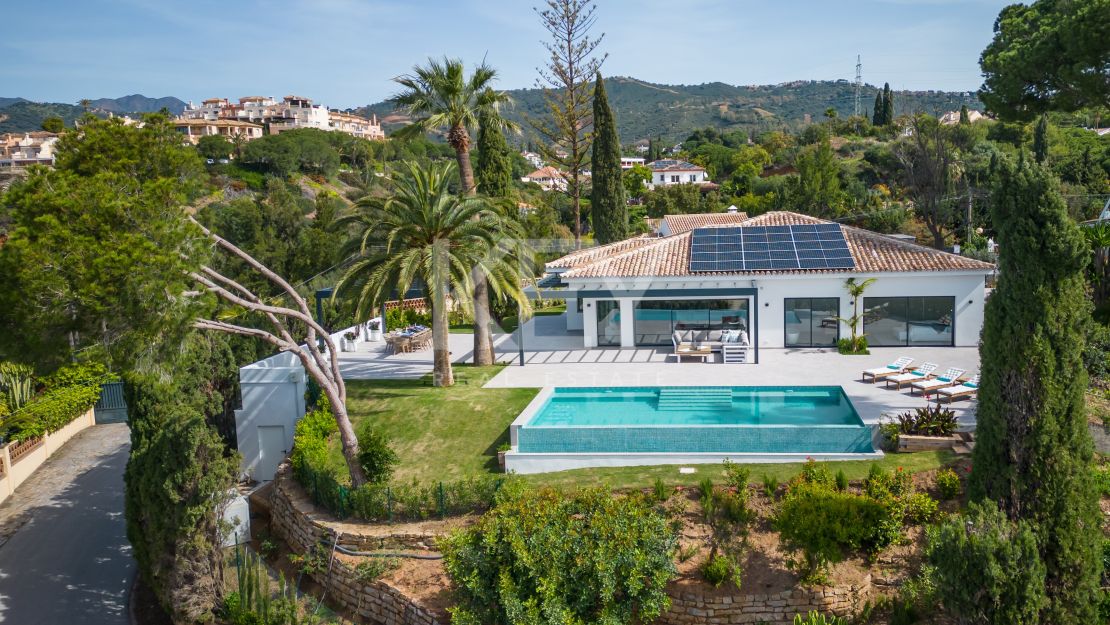 Villa de lujo frente al mar con piscina infinita y vistas impresionantes en Elviria, Marbella Este