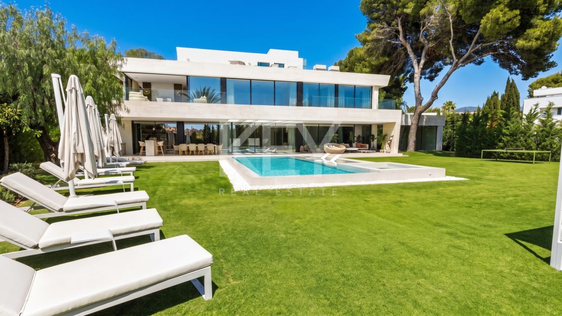 Lujosa villa en segunda línea de playa con vistas impresionantes y comodidades de primer nivel en Los Monteros Playa, Marbella Este.