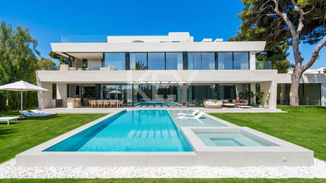 Lujosa villa en segunda línea de playa con vistas impresionantes y comodidades de primer nivel en Los Monteros Playa, Marbella Este.