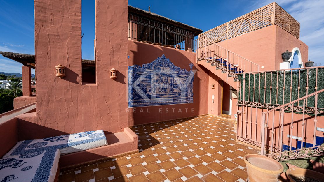 Lujoso Ático Dúplex con vistas panorámicas Vives en una exclusiva comuna de Estepona, Alhambra del Golf, Estepona Este