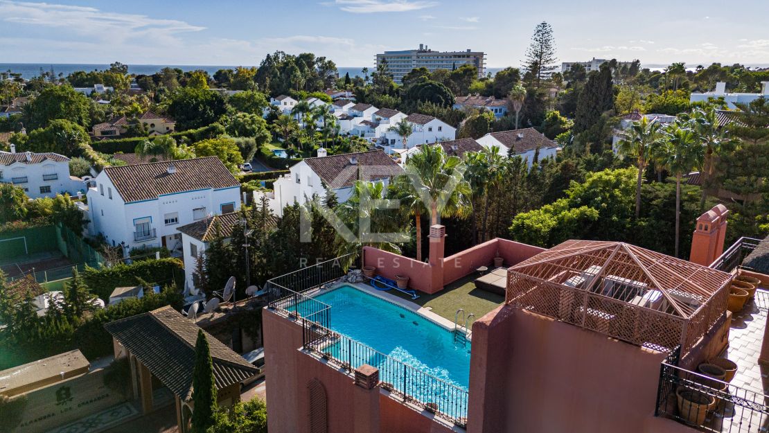 Lujoso Ático Dúplex con vistas panorámicas Vives en una exclusiva comuna de Estepona, Alhambra del Golf, Estepona Este