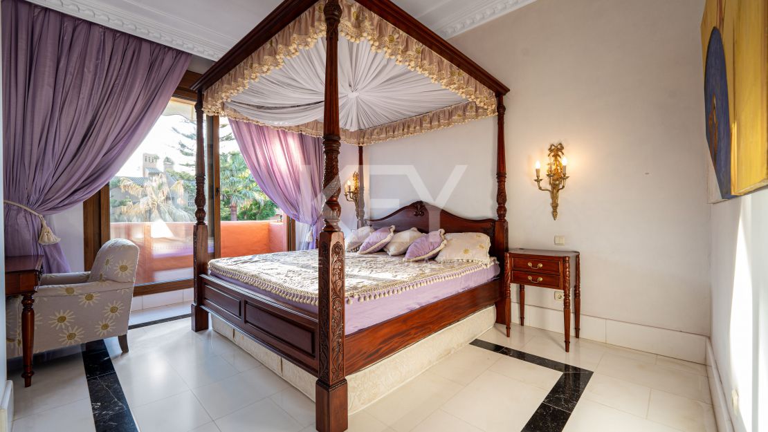 Lujoso Ático Dúplex con vistas panorámicas Vives en una exclusiva comuna de Estepona, Alhambra del Golf, Estepona Este