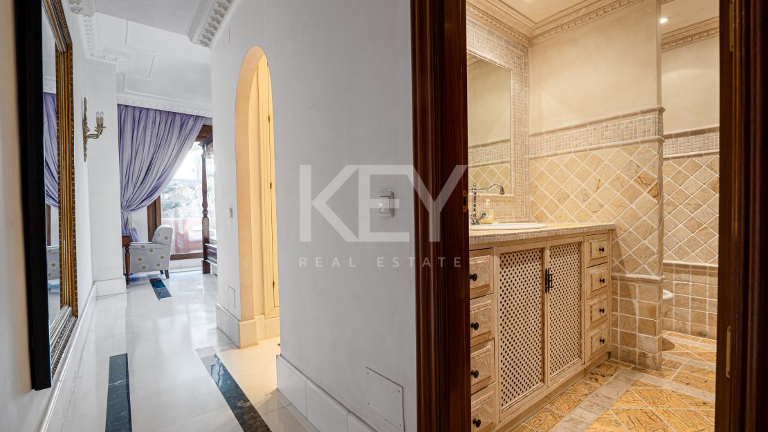 Lujoso Ático Dúplex con vistas panorámicas Vives en una exclusiva comuna de Estepona, Alhambra del Golf, Estepona Este