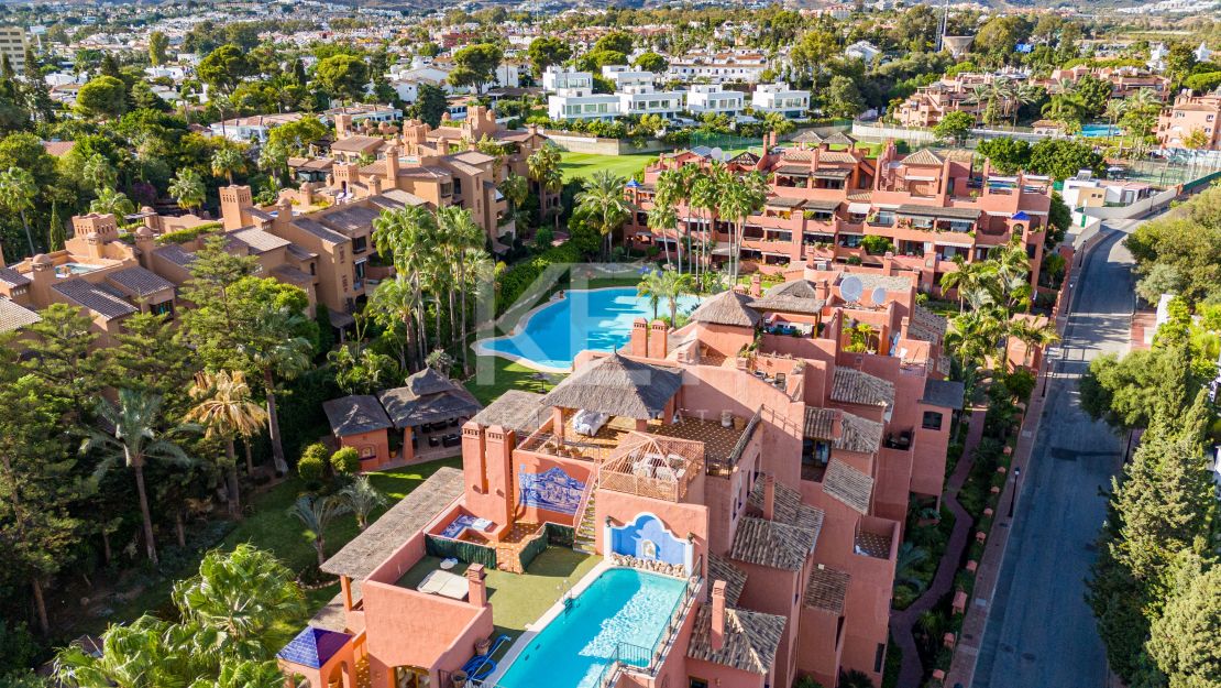 Lujoso Ático Dúplex con vistas panorámicas Vives en una exclusiva comuna de Estepona, Alhambra del Golf, Estepona Este