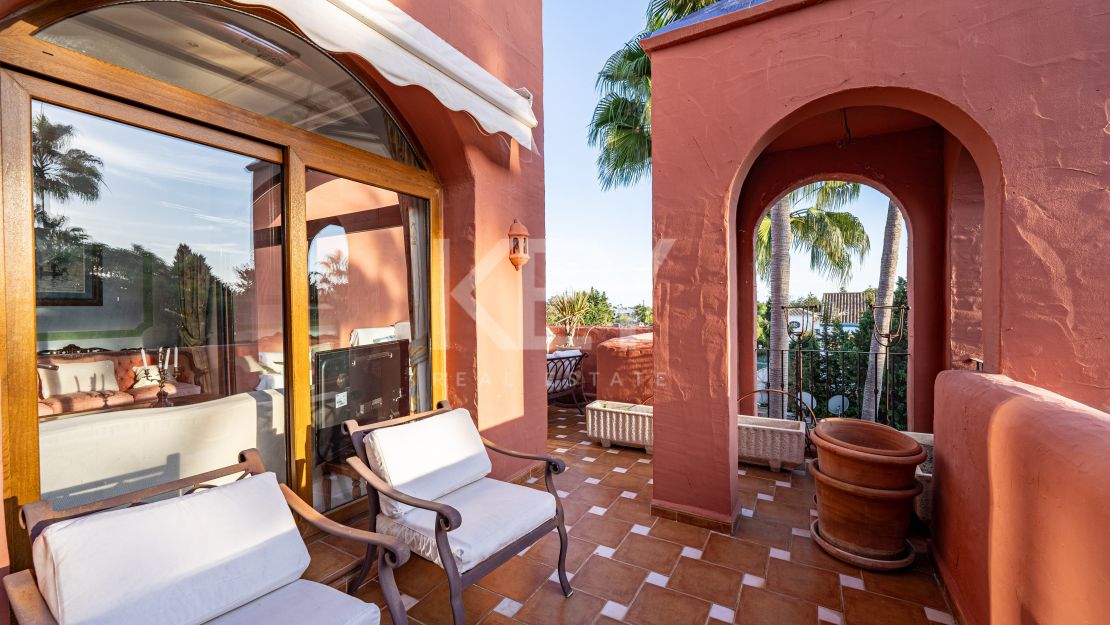 Lujoso Ático Dúplex con vistas panorámicas Vives en una exclusiva comuna de Estepona, Alhambra del Golf, Estepona Este