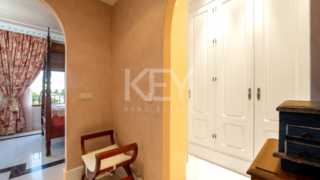 Lujoso Ático Dúplex con vistas panorámicas Vives en una exclusiva comuna de Estepona, Alhambra del Golf, Estepona Este