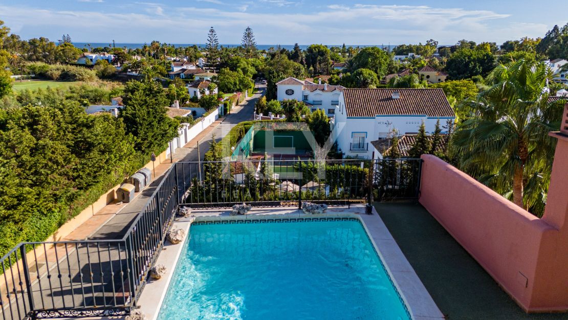 Lujoso Ático Dúplex con vistas panorámicas Vives en una exclusiva comuna de Estepona, Alhambra del Golf, Estepona Este