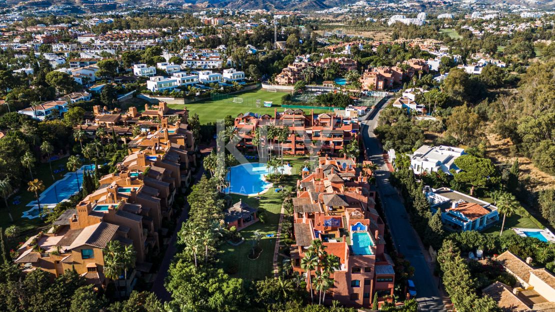 Lujoso Ático Dúplex con vistas panorámicas Vives en una exclusiva comuna de Estepona, Alhambra del Golf, Estepona Este