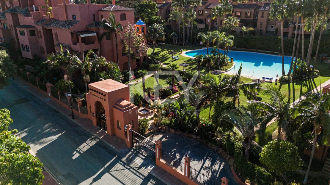 Lujoso Ático Dúplex con vistas panorámicas Vives en una exclusiva comuna de Estepona, Alhambra del Golf, Estepona Este