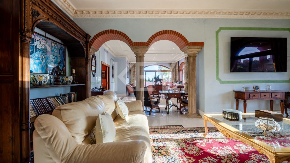 Lujoso Ático Dúplex con vistas panorámicas Vives en una exclusiva comuna de Estepona, Alhambra del Golf, Estepona Este