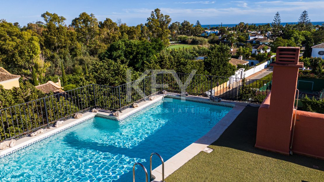Lujoso Ático Dúplex con vistas panorámicas Vives en una exclusiva comuna de Estepona, Alhambra del Golf, Estepona Este