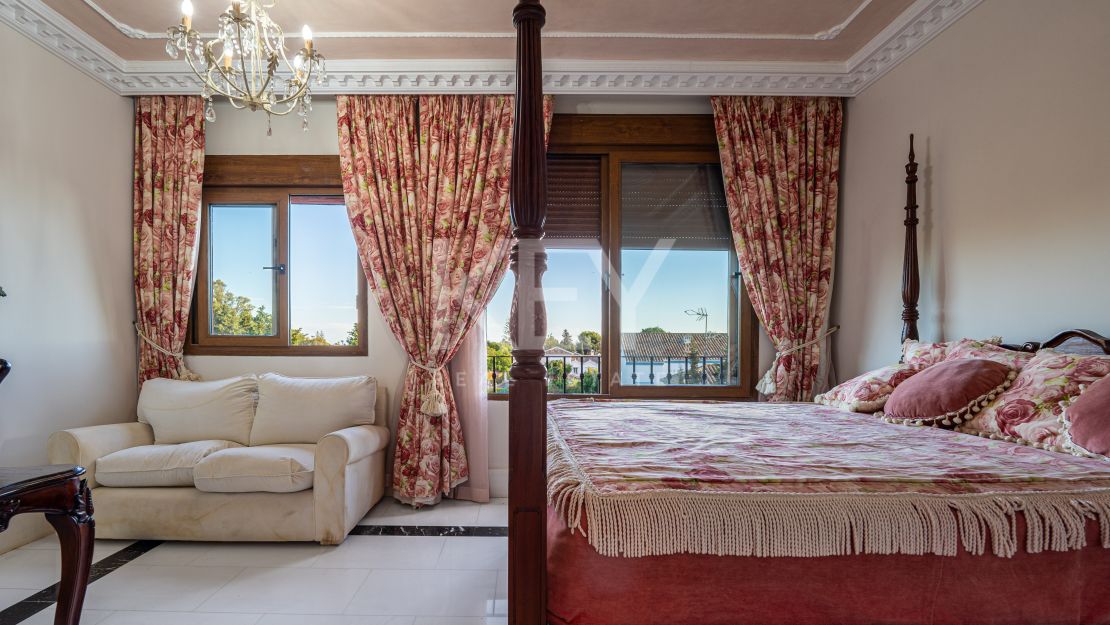 Lujoso Ático Dúplex con vistas panorámicas Vives en una exclusiva comuna de Estepona, Alhambra del Golf, Estepona Este