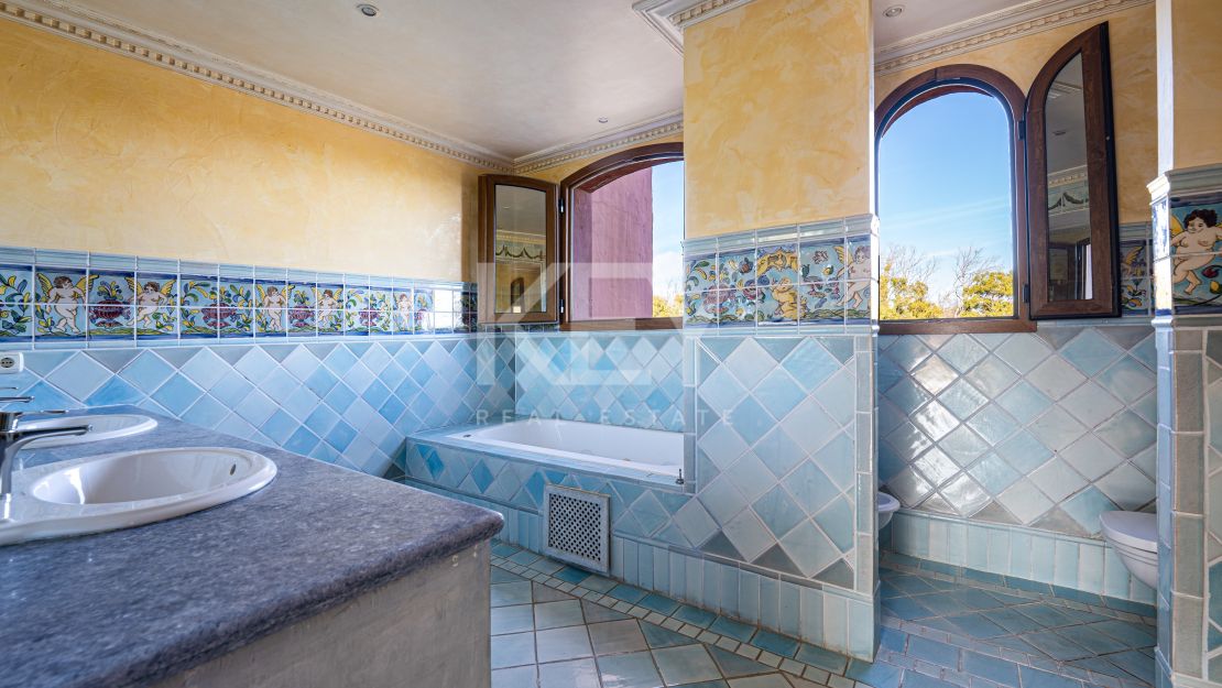 Lujoso Ático Dúplex con vistas panorámicas Vives en una exclusiva comuna de Estepona, Alhambra del Golf, Estepona Este