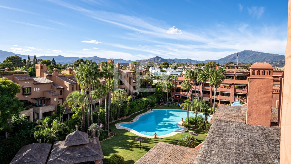 Lujoso Ático Dúplex con vistas panorámicas Vives en una exclusiva comuna de Estepona, Alhambra del Golf, Estepona Este