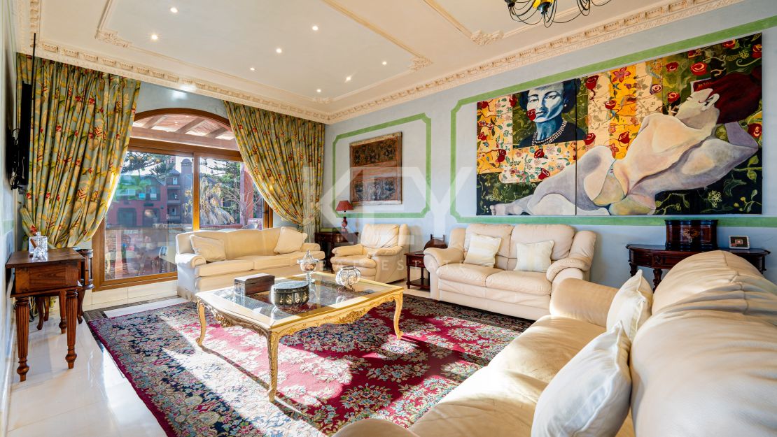 Lujoso Ático Dúplex con vistas panorámicas Vives en una exclusiva comuna de Estepona, Alhambra del Golf, Estepona Este