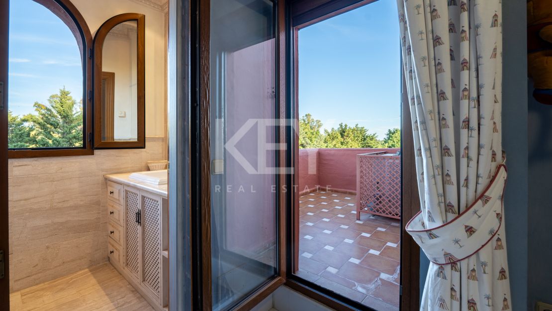 Lujoso Ático Dúplex con vistas panorámicas Vives en una exclusiva comuna de Estepona, Alhambra del Golf, Estepona Este