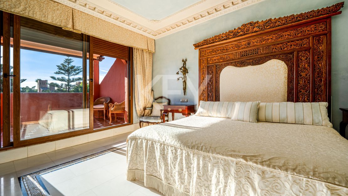 Lujoso Ático Dúplex con vistas panorámicas Vives en una exclusiva comuna de Estepona, Alhambra del Golf, Estepona Este