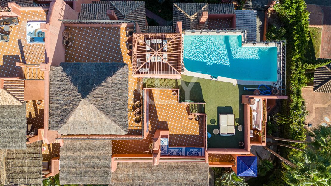 Lujoso Ático Dúplex con vistas panorámicas Vives en una exclusiva comuna de Estepona, Alhambra del Golf, Estepona Este