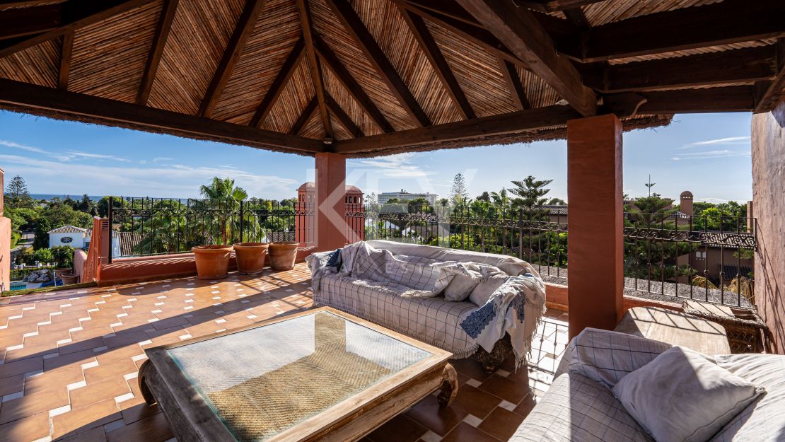 Lujoso Ático Dúplex con vistas panorámicas Vives en una exclusiva comuna de Estepona, Alhambra del Golf, Estepona Este