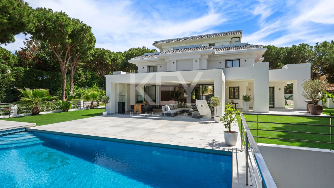 Exquisita villa de lujo de 6 dormitorios con piscina infinita, vistas panorámicas y comodidades modernas en Hacienda Las Chapas, Marbella Este