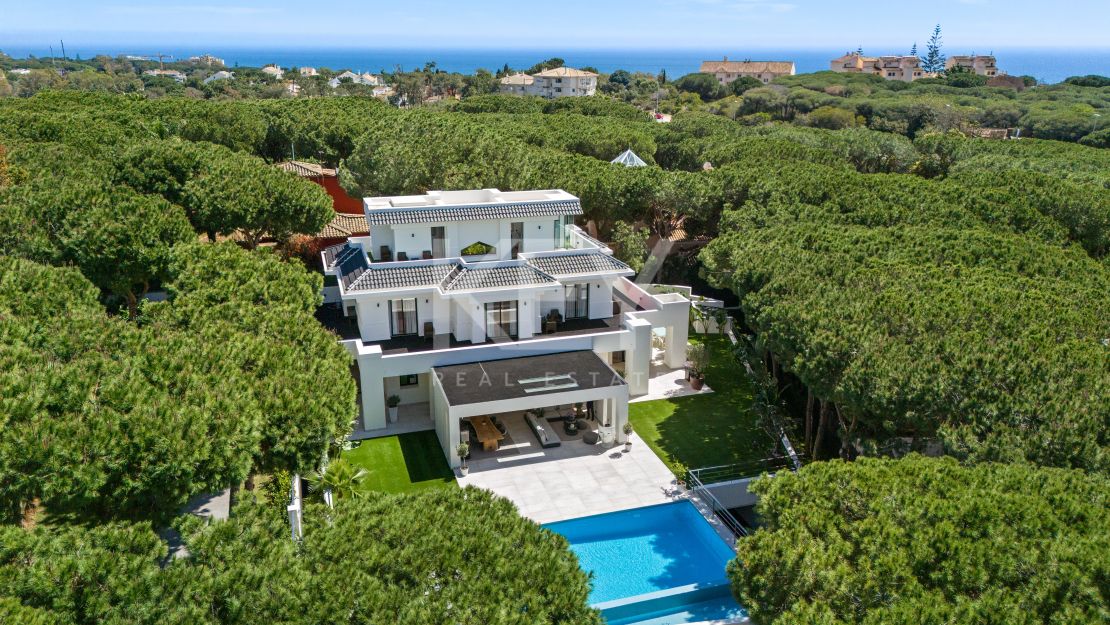 Exquisita villa de lujo de 6 dormitorios con piscina infinita, vistas panorámicas y comodidades modernas en Hacienda Las Chapas, Marbella Este