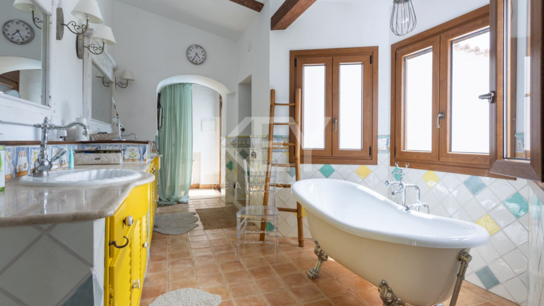 Вилла с 5 спальнями на поле для гольфа с андалузским шармом и современной роскошью в Гвадальмина-Баха, Сан-Педро-де-Алькантара