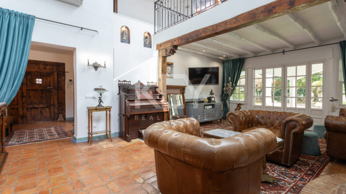 Вилла с 5 спальнями на поле для гольфа с андалузским шармом и современной роскошью в Гвадальмина-Баха, Сан-Педро-де-Алькантара