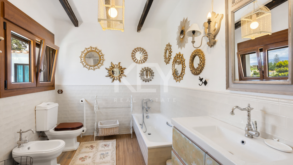 Вилла с 5 спальнями на поле для гольфа с андалузским шармом и современной роскошью в Гвадальмина-Баха, Сан-Педро-де-Алькантара