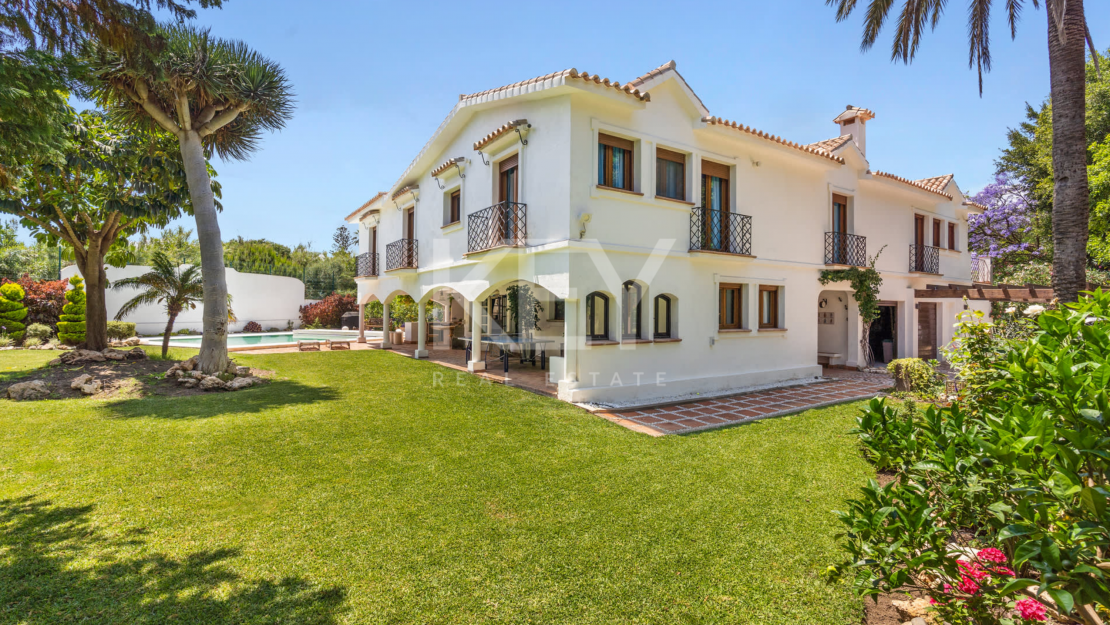 Вилла с 5 спальнями на поле для гольфа с андалузским шармом и современной роскошью в Гвадальмина-Баха, Сан-Педро-де-Алькантара