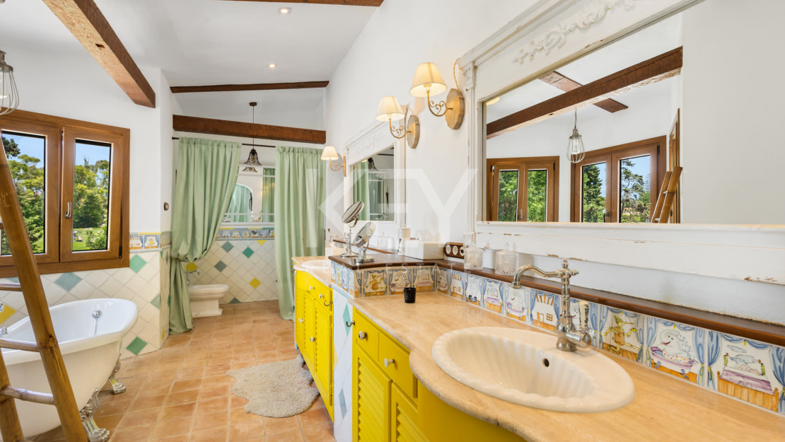 Вилла с 5 спальнями на поле для гольфа с андалузским шармом и современной роскошью в Гвадальмина-Баха, Сан-Педро-де-Алькантара