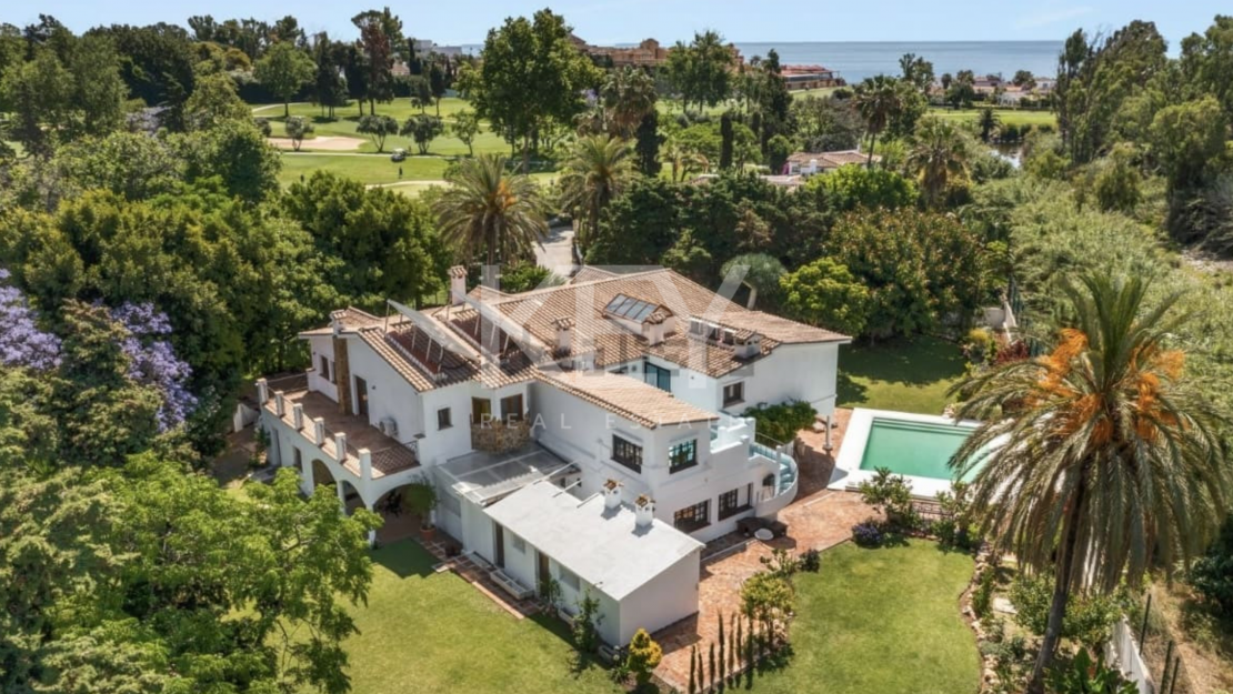 Villa de 5 dormitorios junto al golf con encanto andaluz y lujo moderno en Guadalmina Baja, San Pedro de Alcántara