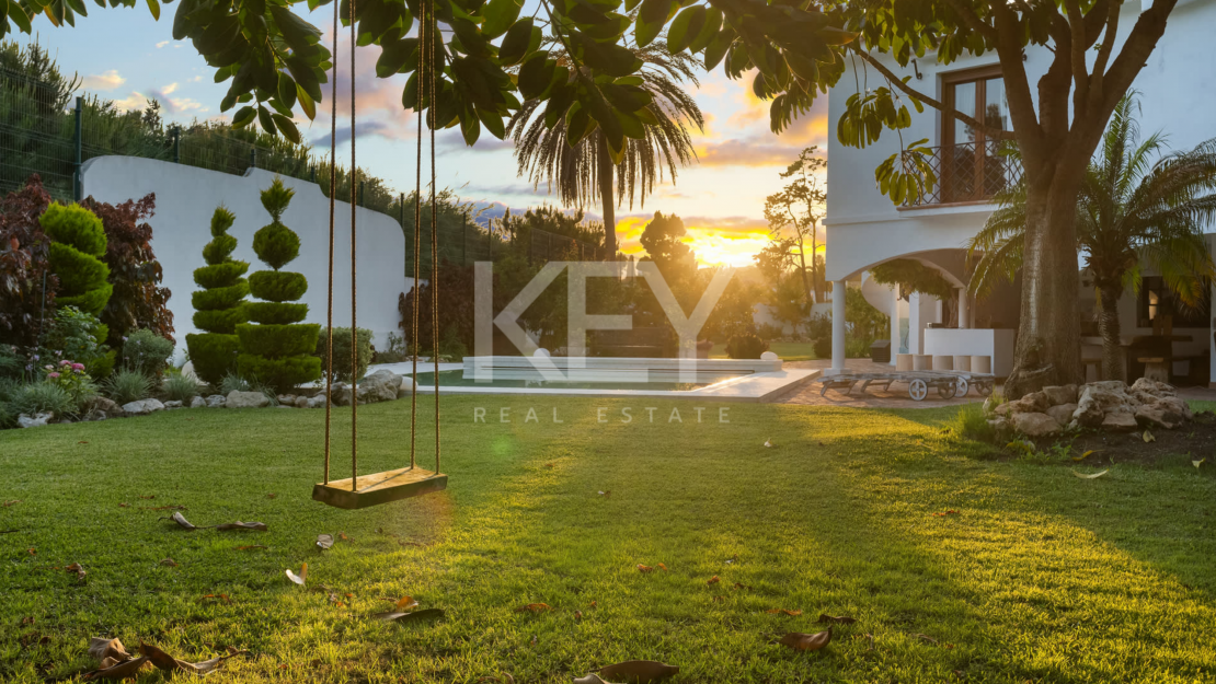 Вилла с 5 спальнями на поле для гольфа с андалузским шармом и современной роскошью в Гвадальмина-Баха, Сан-Педро-де-Алькантара