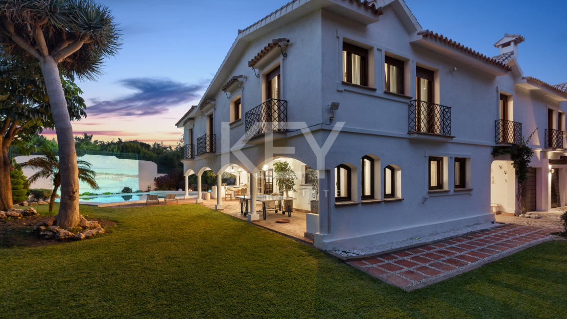 Villa de 5 dormitorios junto al golf con encanto andaluz y lujo moderno en Guadalmina Baja, San Pedro de Alcántara