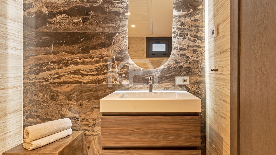 Modern luxury renovated 5-bedroom Apartment with marina views in Puerto Banús, Marbella