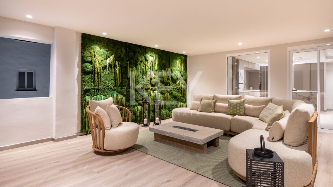 Modern luxury renovated 5-bedroom Apartment with marina views in Puerto Banús, Marbella