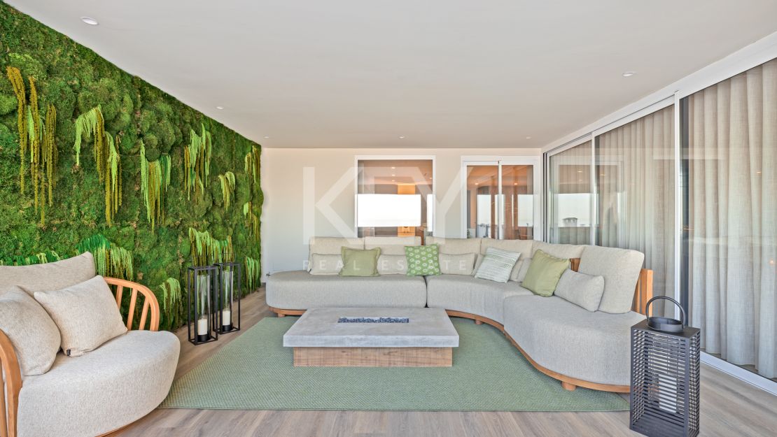 Modern luxury renovated 5-bedroom Apartment with marina views in Puerto Banús, Marbella