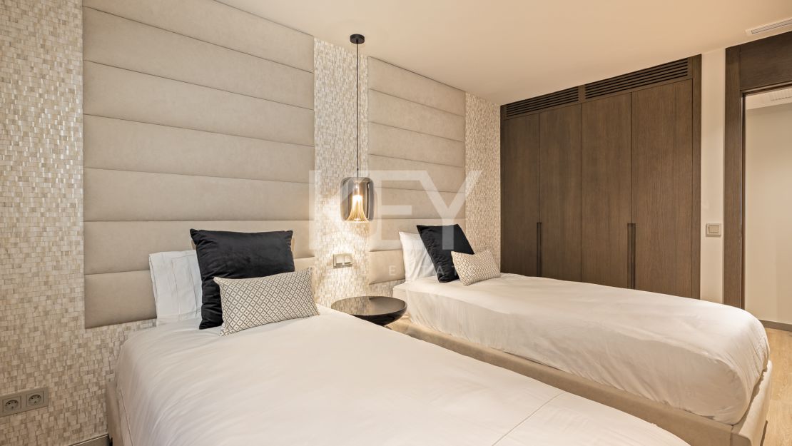 Modern luxury renovated 5-bedroom Apartment with marina views in Puerto Banús, Marbella