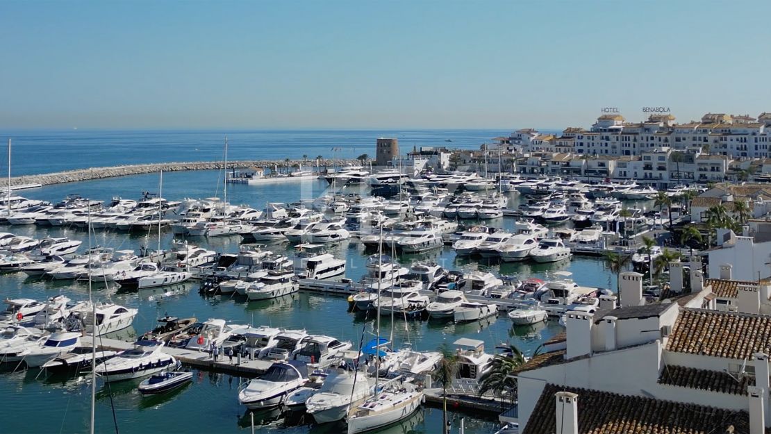 Modern luxury renovated 5-bedroom Apartment with marina views in Puerto Banús, Marbella