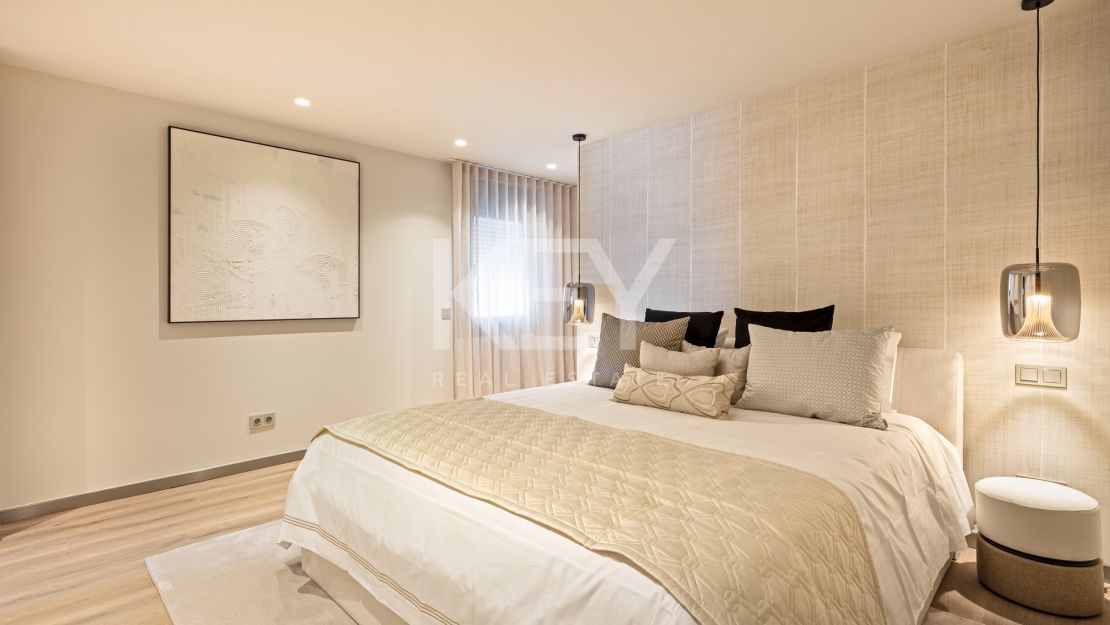 Modern luxury renovated 5-bedroom Apartment with marina views in Puerto Banús, Marbella